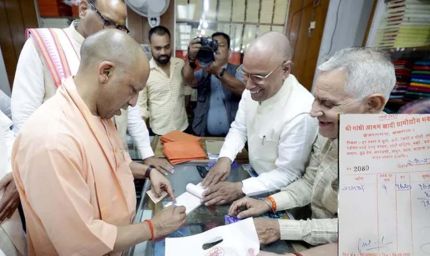 गांधी जयंती पर CM योगी ने खरीदा खादी का गमछा, बोले- स्वदेशी से स्वावलंबन की ओर बढ़े भारत