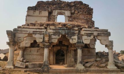 झारखंड का रहस्यमयी नवरत्नगढ़ किला, 33 इंच मोटी दीवारों से लेकर रानी लुकई की भुलभुलैया तक है खास