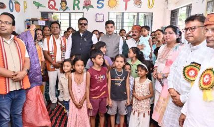 'आंगन मिलन' समारोह में पहुंचे मंत्री टंक राम वर्मा और गजेंद्र यादव गर्भवती माताओं की गोदभराई कर बांटे पोषण किट