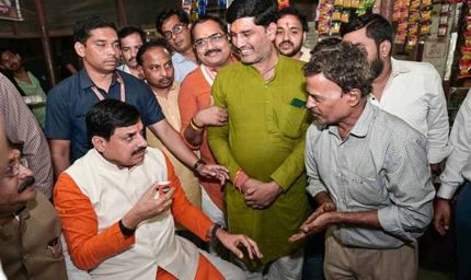 मुख्यमंत्री डॉ. यादव ने बरेला में सड़क किनारे लगी दुकान पर पी चाय
