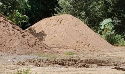 चंबल से रेत उत्खनन पर रोक के दावे खोखले, कलेक्टर कार्यालय के पीछे निर्माण में रेत के इस्तेमाल का आरोप