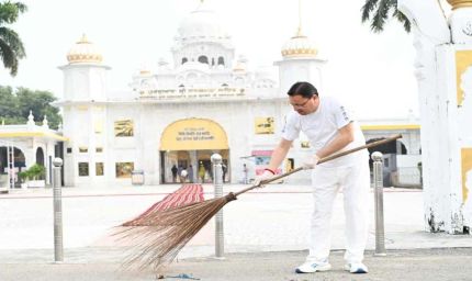 सीएम धामी ने श्री नानकमत्ता साहिब गुरुद्वारे में टेका मत्था, श्रमदान कर दिया स्वच्छता का संदेश
