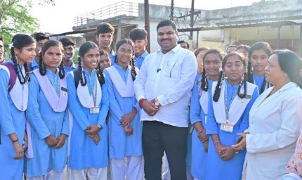 शिक्षा मंत्री  गजेन्द्र यादव स्कूल से घर लौट रहे स्कूली बच्चों के बीच पहुंचकर सहज संवाद में जानी पढ़ाई और स्कूल की जरूरतें
