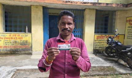 इलाज के खर्च की चिंता हुई कम, आयुष्मान कार्ड से विजय पंडो के परिवार को मिला स्वास्थ्य सुरक्षा का संबल