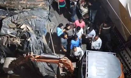 जबलपुर में 100 साल पुराना मकान भरभराकर गिरा, मलबे में फंसे लोगों का रेस्क्यू