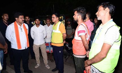 कवर्धा-बेमेतरा मार्ग पर पशुओं को देख उप मुख्यमंत्री विजय शर्मा ने अधिकारियों को लगाई फटकार
