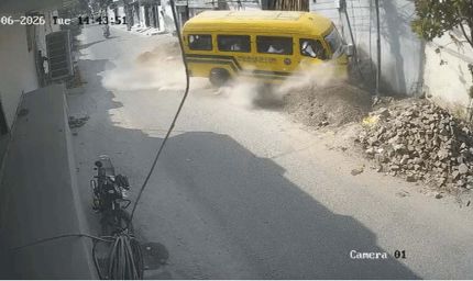 लुधियाना में बड़ा हादसा, बिजली के खंभे से टकराई बेकाबू स्कूल बस; कई बच्चे घायल