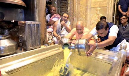 मुख्यमंत्री योगी और असम के मुख्यमंत्री हिमंता ने काशी कोतवाल और बाबा विश्वनाथ का किया दर्शन-पूजन