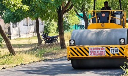 धार में बिना भूमिपूजन-प्रचार छह घंटे में सुधरा अस्पताल का जर्जर रास्ता, समाजसेवियों ने कराया डामरीकरण