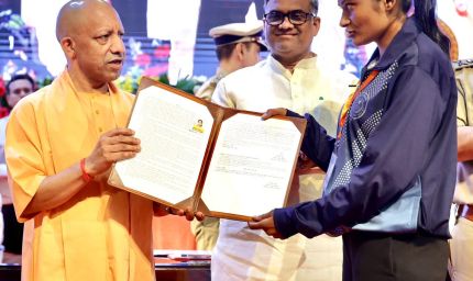 मुख्यमंत्री योगी आदित्यनाथ ने 470 खिलाड़ियों को सौंपे नियुक्ति पत्र, अब पुलिस की वर्दी में निभाएंगे नई जिम्मेदारी