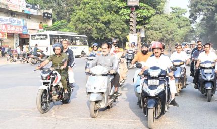 उप मुख्यमंत्री  अरुण साव निकले स्कूटी पर, शहर भ्रमण कर सफाई और निर्माण कार्यों का किया निरीक्षण