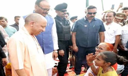 योगी सरकार के निर्देश पर लखनऊ के बाढ़ प्रभावित क्षेत्रों में राहत कार्य युद्धस्तर पर जारी