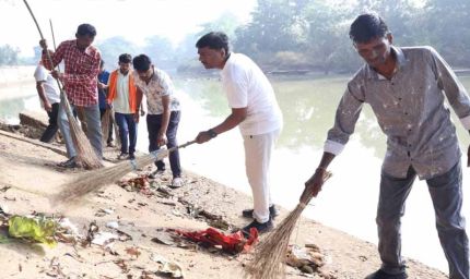रामपुर आश्रम में जनभागीदारी से चला सेवा संकल्प के साथ स्वच्छता  अभियान