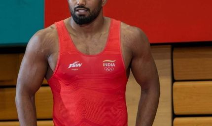 सिल्वर मेडलिस्ट पहलवान नितेश को तोहफा देने के लिए जुटाए ₹96,300 चोरी, इलाके में मचा हड़कंप