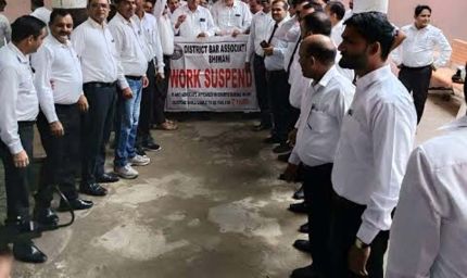 Gurugram News: जिला अदालत में वकीलों की हड़ताल, हमलावरों की गिरफ्तारी की मांग पर अड़े