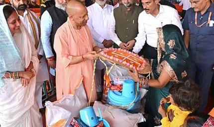 योगी सरकार के निर्देश पर बाढ़ प्रभावितों को नावों से पहुंचाया जा रहा भोजन और राशन