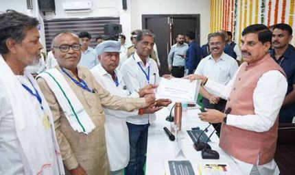 मुख्यमंत्री डॉ. यादव ने ग्रामीणों को वितरित किये रजिस्ट्री प्रमाण-पत्र