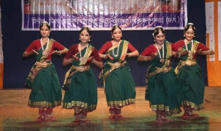 खैरागढ़ में ‘नमो सेवा–अनकही कहानियां’ का भव्य मंचन, 500 से अधिक विद्यार्थियों ने देखी नाट्य प्रस्तुति