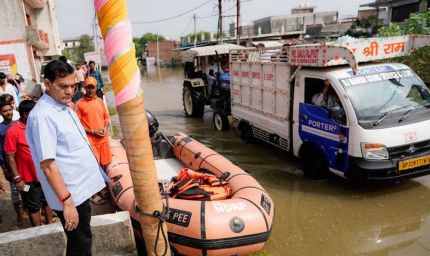 बाढ़ प्रभावितों को राहत पहुंचाने के लिए युद्ध स्तर पर कार्य कर रही योगी सरकार, नगर विकास मंत्री ने फैजुल्लागंज-दाउदनगर में किया निरीक्षण