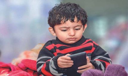 होमवर्क के बहाने मोबाइल में रील्स और गेम खेल रहे बच्चे, कम मार्क्स आने पर बढ़ रहा तनाव