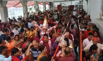 Amritsar News: संतान प्राप्ति की मन्नत पूरी होने पर बच्चों ने पहना ‘लंगूर का बाना’, मंदिर में उमड़ी भीड़