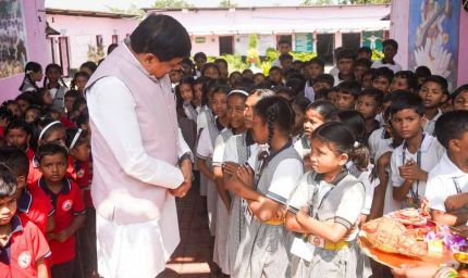 मुख्यमंत्री डॉ. यादव काफिला रुकवाकर पहुंचे स्कूल बच्चों से किया आत्मीय संवाद