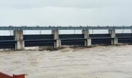नेपाल में भूस्खलन के बाद नदियों में बढ़ा जलस्तर, वाल्मीकिनगर गंडक बराज पर फिलहाल खतरा नहीं