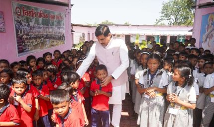 मुख्यमंत्री डॉ. यादव काफिला रुकवाकर पहुंचे स्कूल, बच्चों से किया आत्मीय संवाद