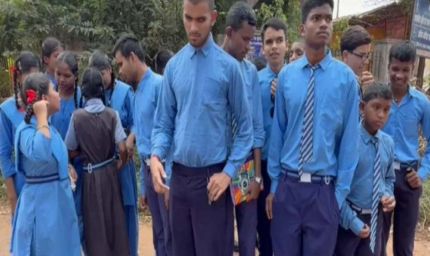 शिक्षक की मांग को लेकर सड़क पर उतरे दृष्टि-श्रवण बाधित स्कूल के बच्चे