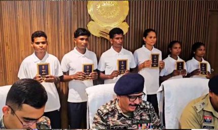 बस्तर में नक्सलवाद को झटका, 35 लाख के इनामी 6 नक्सलियों ने किया आत्मसमर्पण