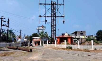 रायपुर: फुंडहर के खेल मैदान में निजी होर्डिंग लगाने का विरोध, सुरक्षा मानकों की अनदेखी का आरोप