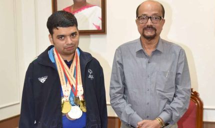 राज्यपाल डेका ने की विशेष ओलंपिक में स्वर्ण पदक विजेता इभानन साहू की सराहना