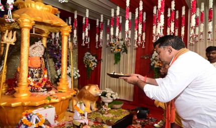 उप मुख्यमंत्री विजय शर्मा ने कवर्धा में मां महामाया और मां विंध्यवासिनी के दर्शन कर प्रदेश की सुख-समृद्धि और खुशहाली की कामना की