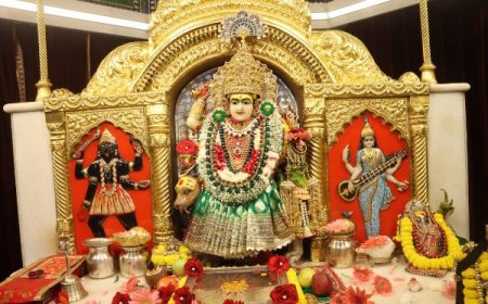 झण्डेवाला देवी मंदिर में माँ कुष्मांडा की भव्य पूजा-अर्चना, अलौकिक श्रृंगार के दर्शन को उमड़े श्रद्धालु