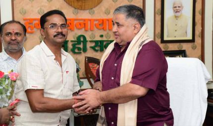पर्यटन मंत्री राजेश अग्रवाल ने नवा रायपुर स्थित निवास कार्यालय में नागरिकों से की आत्मीय भेंट-मुलाकात
