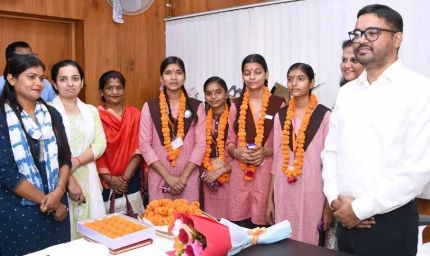 योगी सरकार में मिशन शक्ति से बेटियों को नेतृत्व का अवसर, चार छात्राओं ने संभाली मध्याह्न भोजन प्राधिकरण की कमान