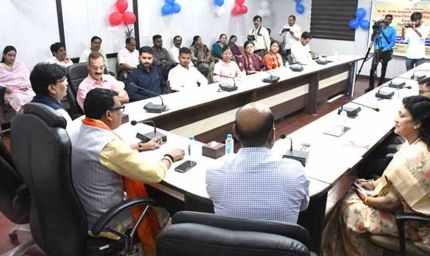 अनुसूचित जाति वर्ग के सर्वांगीण विकास के लिए पूरी प्रतिबद्धता और संवेदनशीलता से कार्य करें अधिकारी : मंत्री चौहान