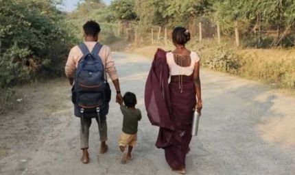 तीन साल के बेटे को लेकर 150 किमी पैदल चला झांसी का परिवार, मैहर पहुंचने की बताई वजह