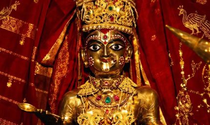 पश्चिम बंगाल में 400 साल पुरानी दुर्गा पूजा, 360 दिन बैंक लॉकर में रहती है मां की स्वर्ण प्रतिमा