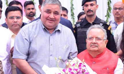 विधानसभा अध्यक्ष डॉ. रमन सिंह को जन्मदिन की बधाई देने पहुंचे पर्यटन मंत्री  राजेश अग्रवाल