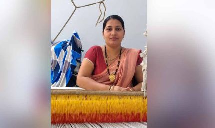 उन्नत उपकरण सहायता योजना से टोकेश्वरी साहू को बुनाई कार्य में मिली सहूलियत