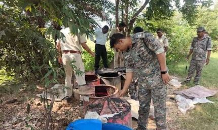 पलामू में दुर्गा पूजा से पहले पुलिस की बड़ी कार्रवाई, कई गांवों में अवैध महुआ शराब नष्ट