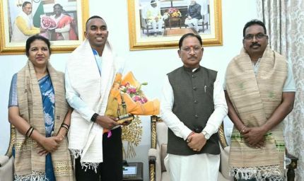 मुख्यमंत्री  विष्णु देव साय से एशियन गेम्स के कांस्य पदक विजेता एथलीट अनिमेष कुजूर ने की सौजन्य मुलाकात