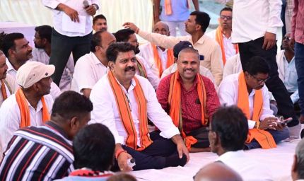 ग्रामीणों के बीच जमीन पर बैठकर उप मुख्यमंत्री ने किया आत्मीय संवाद, 74.80 लाख रुपए के विकास कार्यों की दी सौगात