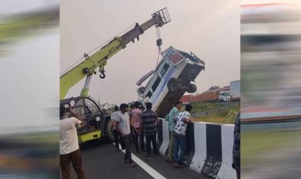 दिल्ली-मुंबई एक्सप्रेसवे पर भीषण हादसा, बस खाई में गिरी, 8 लोगों की मौत