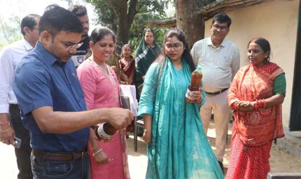 स्वरोजगार से आत्मनिर्भरता की राह पर ग्रामीण महिलाएं कलेक्टर ने पूजा महिला स्व-सहायता समूह की आजीविका गतिविधियों का लिया जायजा