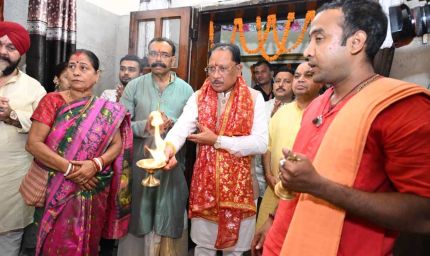 मुख्यमंत्री  विष्णु देव साय ने मां काली और मां दुर्गा की पूजा-अर्चना कर प्रदेश की सुख-समृद्धि की कामना की