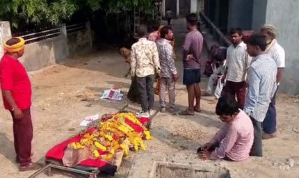 गुना में शव घर ले जाने से रोका, अस्पताल के बाहर सजानी पड़ी अर्थी