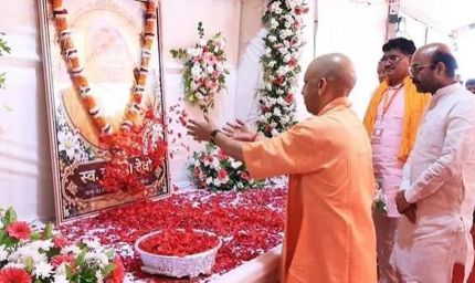 हरीश द्विवेदी के गांव पहुंचे मुख्यमंत्री, दिवंगत माता को दी श्रद्धांजलि