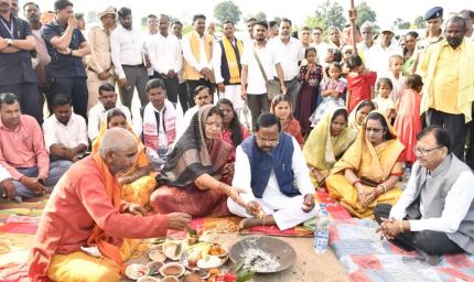 महाअष्टमी पर चलगली क्षेत्र को मंत्री  रामविचार नेताम का बड़ी सौगात मोरन नदी पर 5.91 करोड़ की लागत से बनेगा उच्चस्तरीय पुल